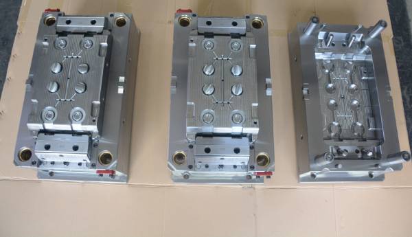 塑胶包铁件模具