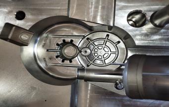 塑胶套啤模具开裂原因和对策?